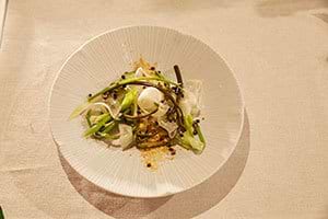 ②山菜とアボカドのサラダ キトキト白えびスモークのパウダー(齊藤シェフ)